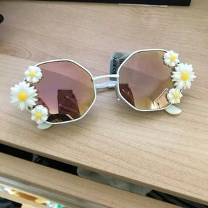 White rimmed daisy sunglasses